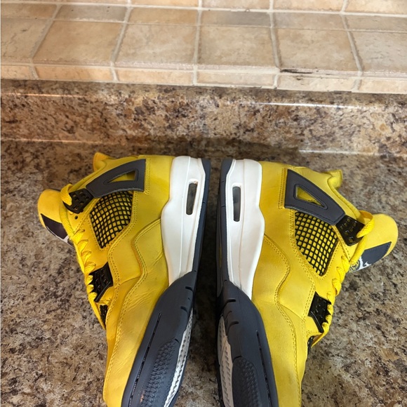 Jordan 4 Lightning - Picture 5 of 8